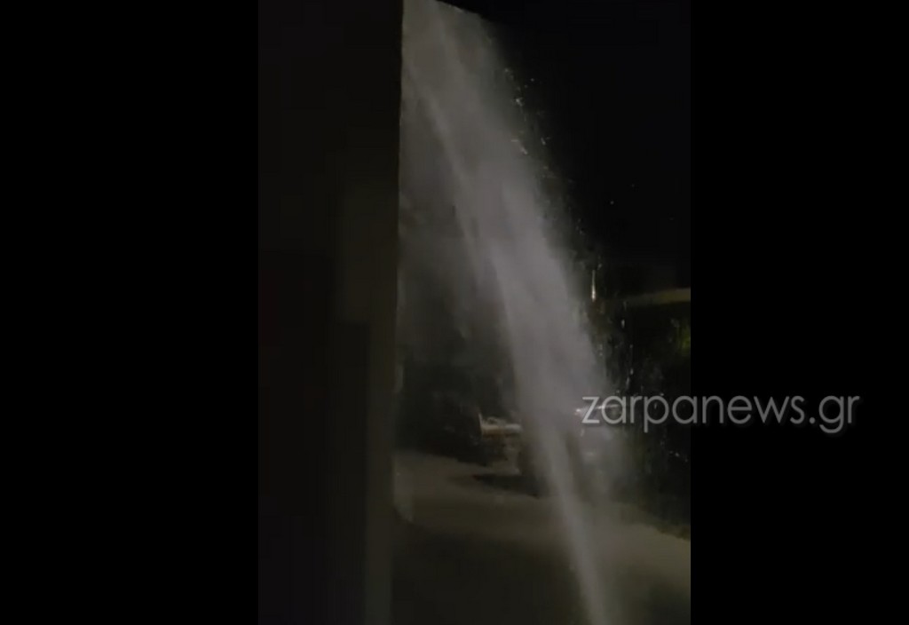 Σκηνές χάους τα ξημερώματα στα Χανιά – Έσπασε σωλήνας και ξεπήδησε τεράστιος πίδακας νερού – Δείτε βίντεο