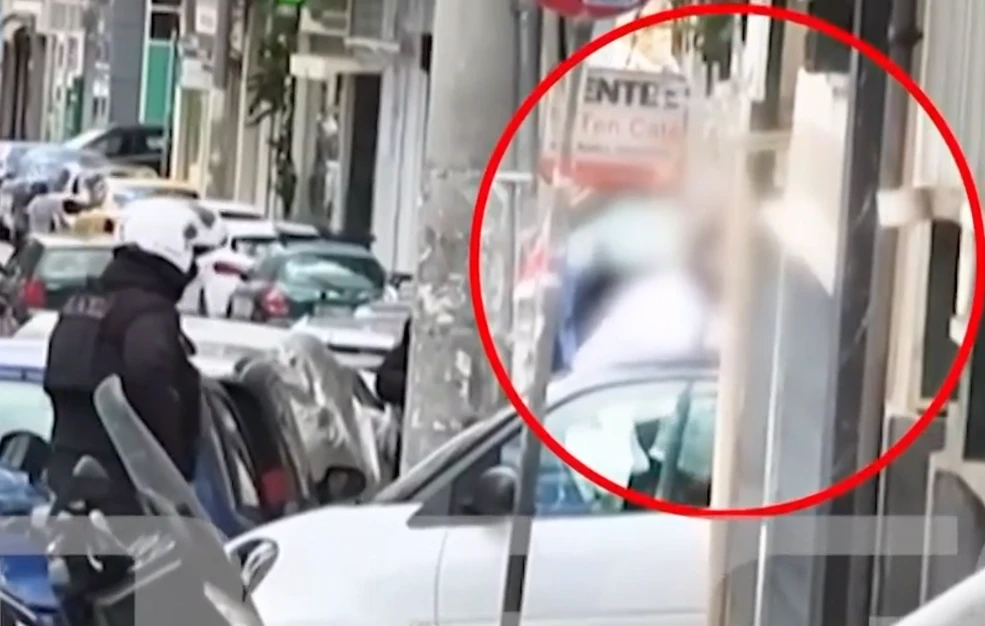 Η στιγμή της σύλληψης του 43χρονου που επιτέθηκε με πιρούνι στην έγκυο σύζυγο του – Σοκαριστικό βίντεο