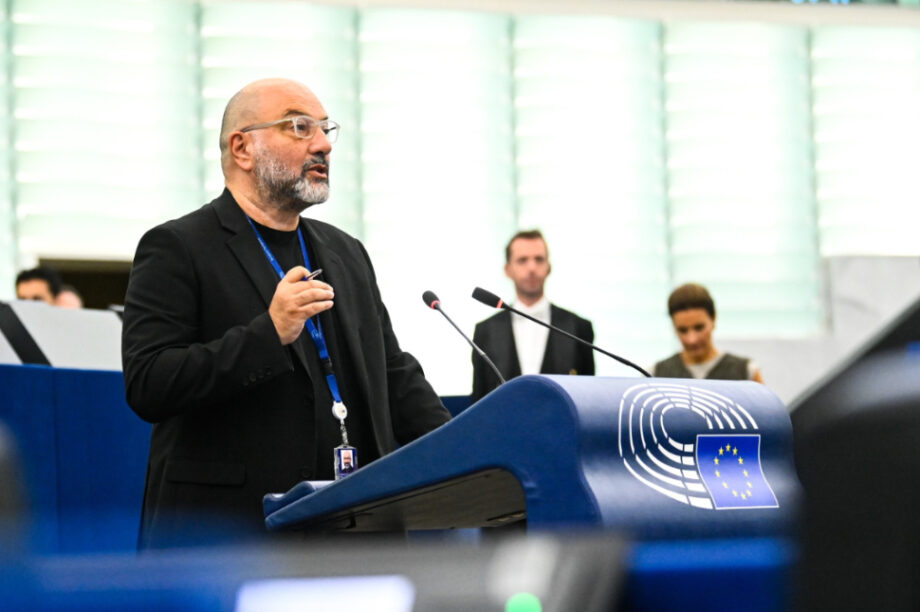 Σάκης Αρναούτογλου