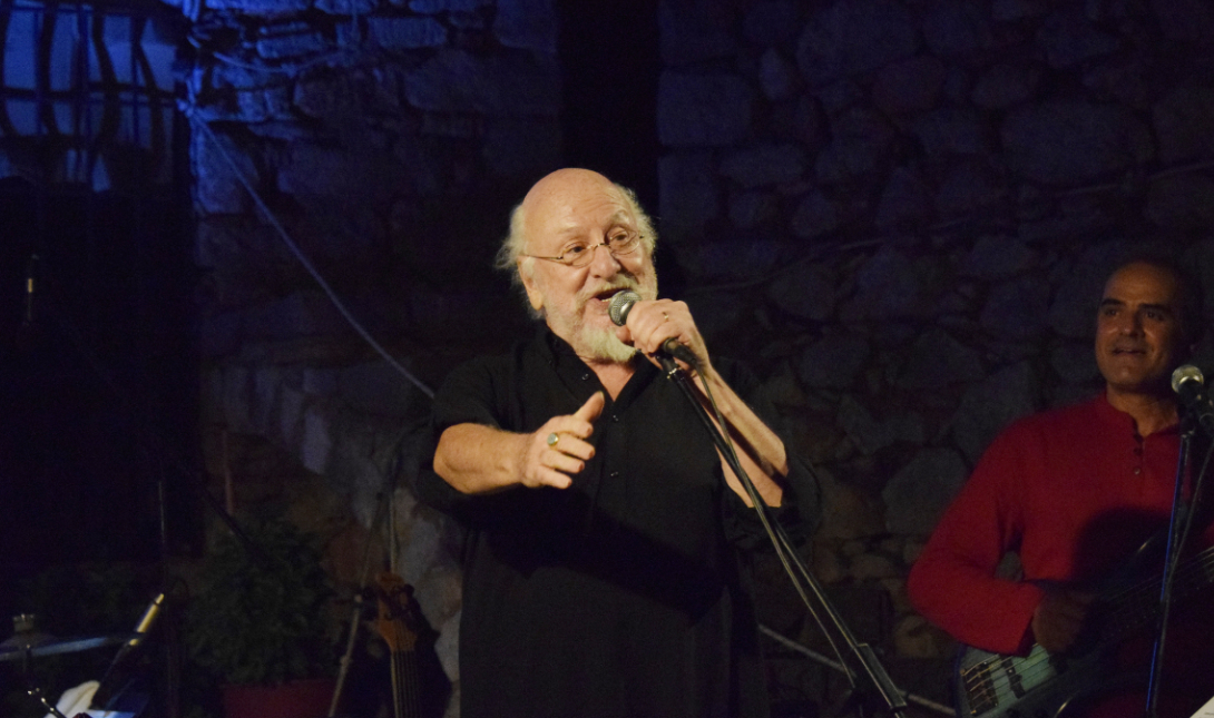 Συγκίνηση σε όλη την Ελλάδα: Ο πολιτικός και ο καλλιτεχνικός κόσμος αποχαιρετάει τον Διονύση Σαββόπουλο