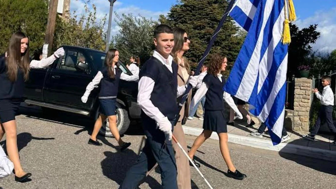 Συγκίνηση και υπερηφάνεια στο Αγρίνιο για τον τυφλό σημαιοφόρο στη μαθητική παρέλαση της 28ης Οκτωβρίου (Φώτο)