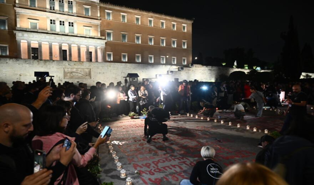Συγγενείς θυμάτων στα Τέμπη έγραψαν ξανά τα ονόματα μπροστά από τη Βουλή