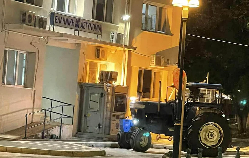 Αγρότης πήγε με τρακτέρ στο τμήμα για να ζητήσει εξηγήσεις για όσα γίνονται με τον ΟΠΕΚΕΠΕ!