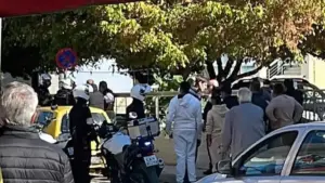 Άγρια συμπλοκή στα Δικαστήρια – Αστυνομικοί χώρισαν τον καβγά και «θεατές» το διασκέδαζαν