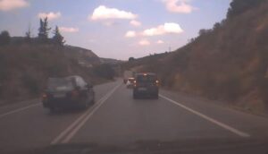 Ακραία επικίνδυνη προσπέραση από νεκροφόρα στην εθνική Ηρακλείου – Μοιρών