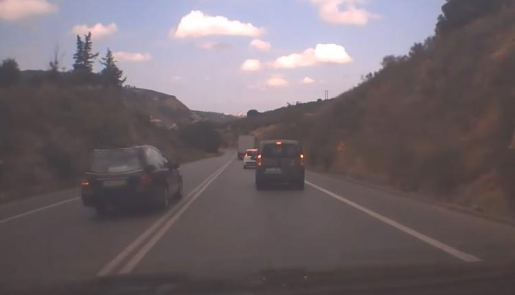 Ακραία επικίνδυνη προσπέραση από νεκροφόρα στην εθνική Ηρακλείου – Μοιρών