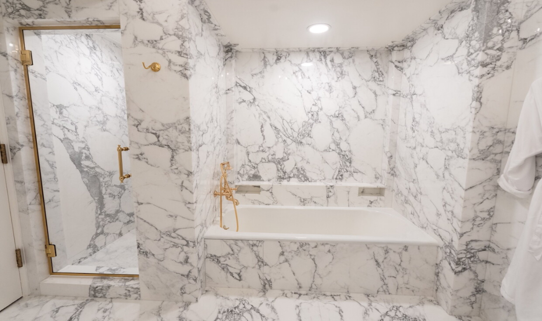 Τραμπ: «Χρυσό» makeover και στο μπάνιο Λίνκολν – Μάρμαρο, glam και Αναγέννηση στον Λευκό Οίκο