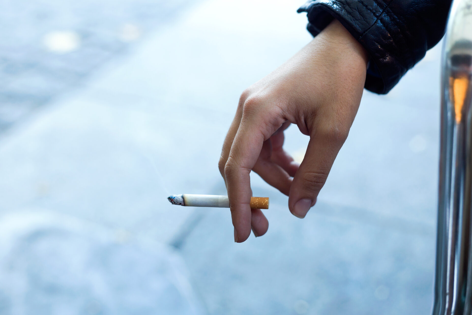 Πέταξες τσιγάρο από το αυτοκίνητο; Σε περιμένει «καμπάνα»