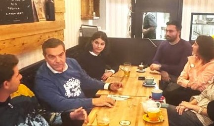 Αλέξης Τσίπρας: Ήπιε μπύρα και συζήτησε με Έλληνες φοιτητές στη Σορβόννη – Δείτε την ανάρτηση