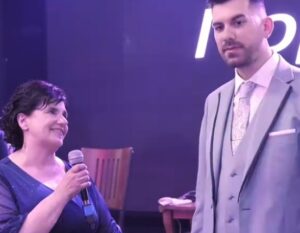 Μια συγκινητική στιγμή σε Κρητικό γάμο: Η μαντινάδα της πεθεράς προς τη νύφη και τομ γιο της (Βίντεο)
