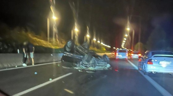 Τροχαίο στην Αθηνών – Λαμίας: ΙΧ βγήκε εκτός πορείας και ανετράπη (Φωτογραφίες)