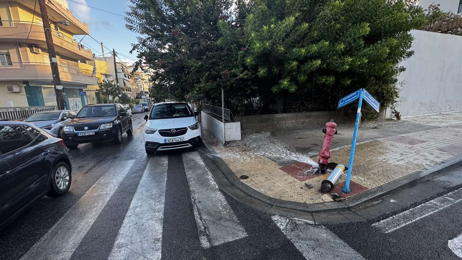 Κρουνός τροχαίο πεζοδρόμιο Παπαναστασίου Παρασκευοπούλου