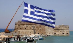 Γιγαντιαία σημαία 1,5 στρέμμα κυματίζει στον ουρανό του Ηρακλείου (βίντεο)