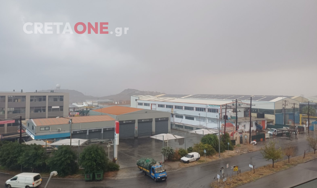 Καιρός: «Καλημέρα» με δυνατή μπόρα στο Ηράκλειο – Ποτάμια οι δρόμοι στο κέντρο