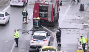 Απίστευτη καραμπόλα στη Θεσσαλονίκη: Γέμισε ψωμιά ο δρόμος – Δείτε βίντεο