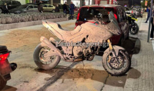 Στις φλόγες μηχανή μετά από τροχαίο: Ο οδηγός της προσπάθησε να αποφύγει πεζή και έπεσε πάνω σε Ι.Χ. (φωτογραφίες και βίντεο)