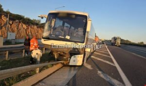 Τροχαίο σοκ στη Λαμία: Λεωφορείο έπεσε πάνω στις διαχωριστικές μπάρες – 5 τραυματίες
