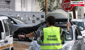 Ένταση έξω από σχολείο στα Χανιά – Οδηγός αγνόησε σχολική τροχονόμο και κατέληξε με χειροπέδες