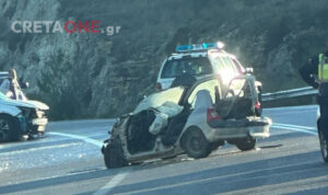 Ηράκλειο: Σοκάρουν οι εικόνες από το θανατηφόρο τροχαίο στο Αστρίτσι: Σμπαράλια το Ι.Χ. όπου ανασύρθηκε νεκρό ένα άτομο