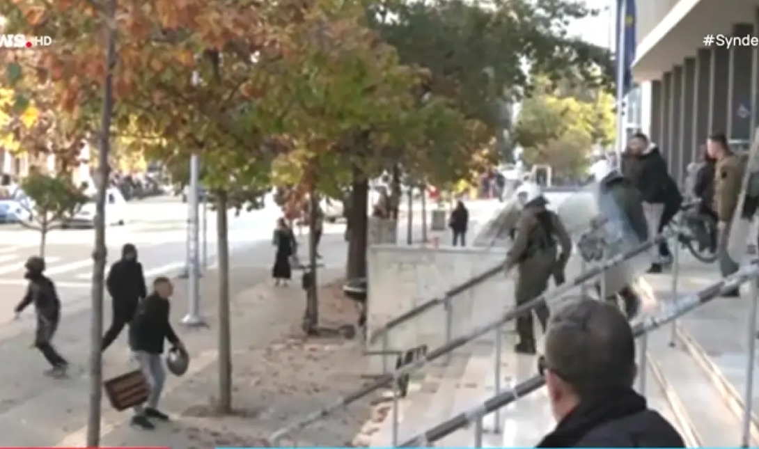 Δίκη για τη δολοφονία του Άλκη Καμπανού: Επεισόδια μεταξύ κουκουλοφόρων και ΜΑΤ