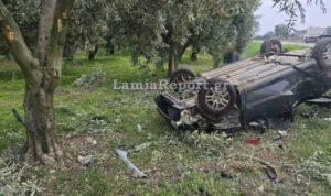 Τραγωδία στην άσφαλτο: Δύο νεκροί σε σοκαριστικό τροχαίο – Το αυτοκίνητο τους «καρφώθηκε» σε ελιά – Δείτε εικόνες