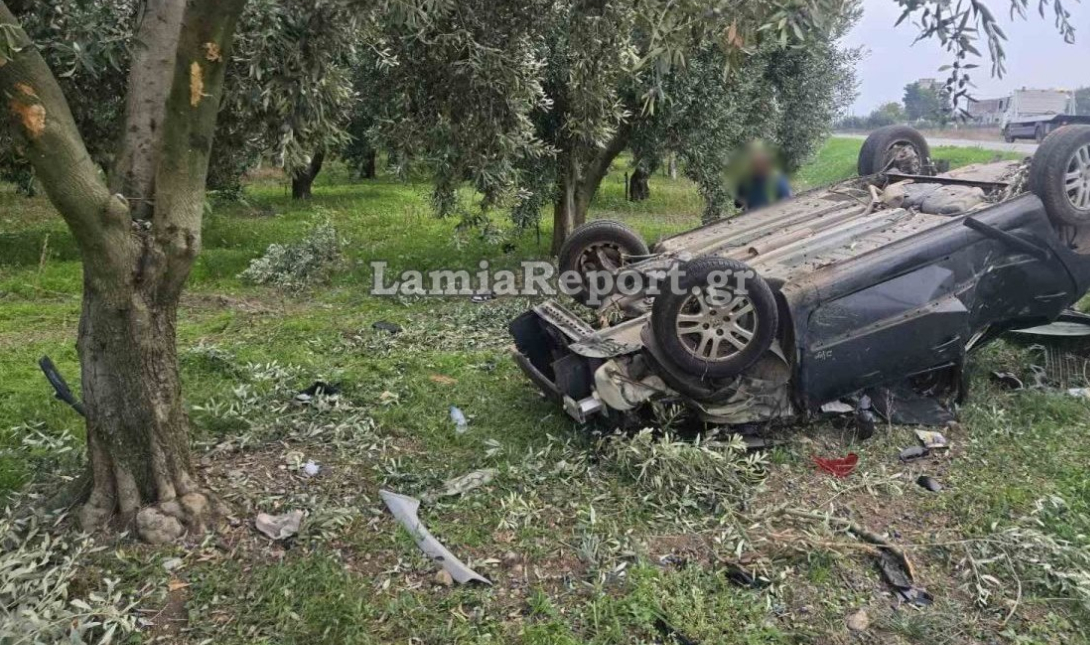 Τραγωδία στην άσφαλτο: Δύο νεκροί σε σοκαριστικό τροχαίο – Το αυτοκίνητο τους «καρφώθηκε» σε ελιά – Δείτε εικόνες