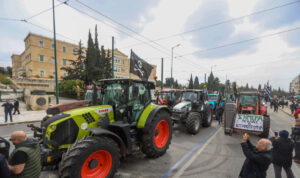 Απόβαση στο υπουργείο Αγροτικής Ανάπτυξης κάνουν σήμερα οι κτηνοτρόφοι – Χριστούγεννα στους δρόμους ετοιμάζουν οι αγρότες