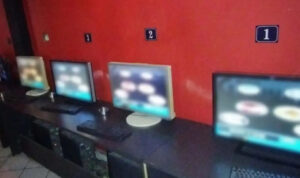 Είχε κάνει το κατάστημά της «καζίνο»: Τσάκωσαν τους πελάτες να παίζουν φρουτάκια»