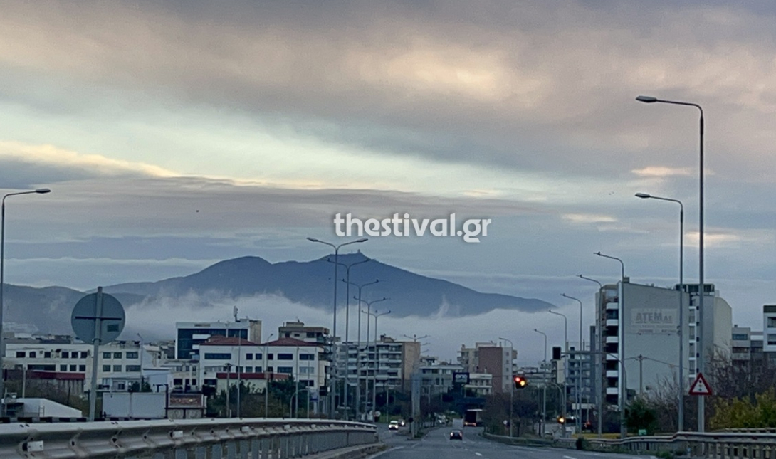 Απόκοσμο σκηνικό στη Θεσσαλονίκη: Πέπλο ομίχλης κάλυψε τη συμπρωτεύσουσα – Δείτε βίντεο και φωτογραφίες