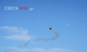 F-16 «έσκισε» τον ηρακλειώτικο ουρανό – Εντυπωσιακό θέαμα από την ομάδα Ζευς στη Χάρη του Αγίου Μηνά (βίντεο και φωτό)