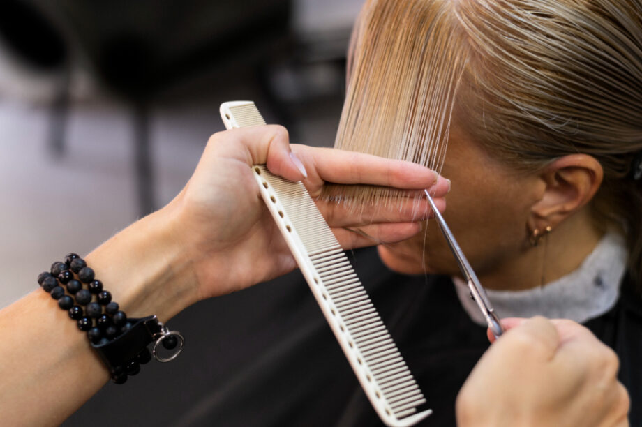 Κομμωτήριο κομμώτρια χτένισμα κούρεμα