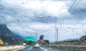 Αγριεύει ο καιρός στην Κρήτη: Με βροντές και κεραυνούς ξύπνησε το νησί – Σε ποιες περιοχές αναμένονται ισχυρές καταιγίδες (χάρτες)