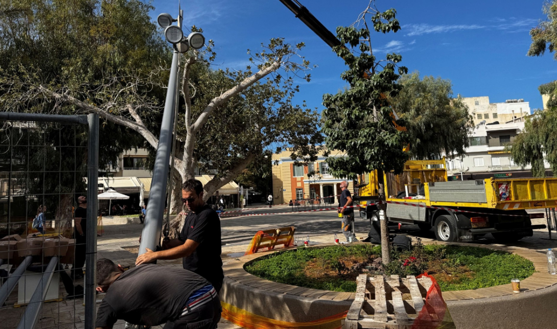 Ηράκλειο: Νέα φωτιστικά και σχάρες απέκτησε η Πλατεία Ελευθερίας – Δείτε εικόνες και βίντεο