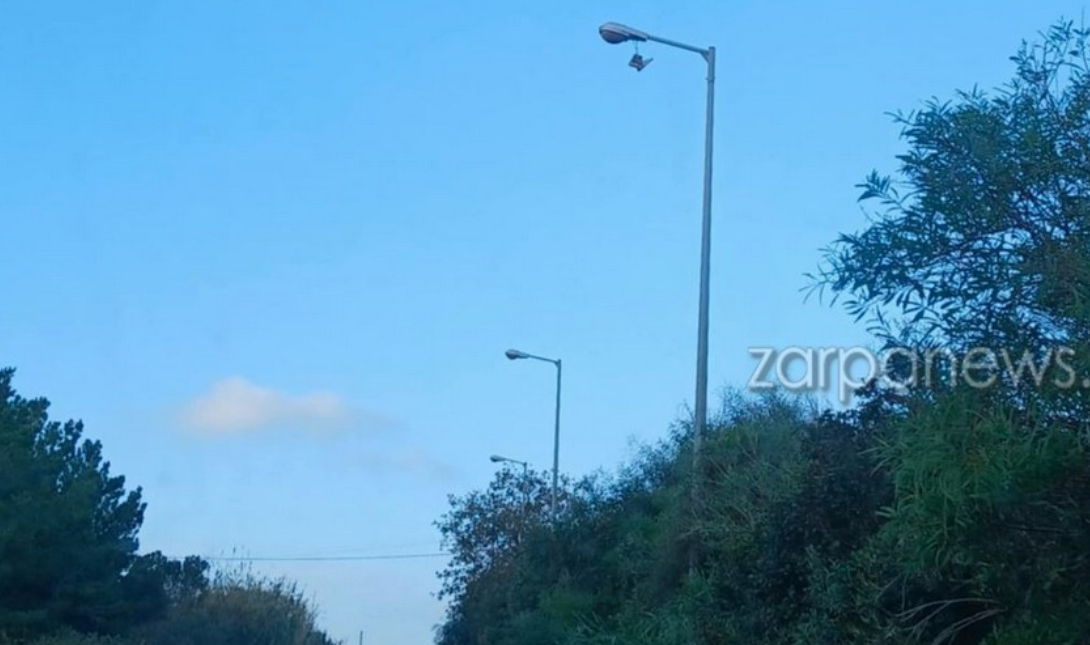 Χανιά: Κίνδυνος στον δρόμο προς Γαλατά – Κολόνα ηλεκτροφωτισμού κρέμεται πάνω από τα διερχόμενα αυτοκίνητα (φωτογραφίες)