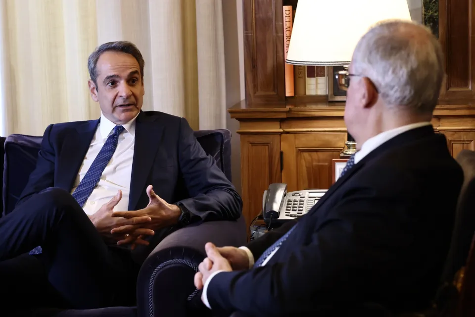 Ο Κυριάκος Μητσοτάκης και ο Κωνσταντίνος Τασούλας στη συνάντησή τους στο Προεδρικό Μέγαρο.INTIME