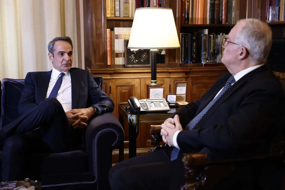 Ο Κυριάκος Μητσοτάκης και ο Κωνσταντίνος Τασούλας στη συνάντησή τους στο Προεδρικό Μέγαρο.INTIME