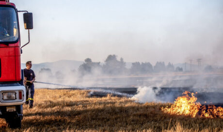 Φωτιά χόρτα χωράφι πυροσβεστική