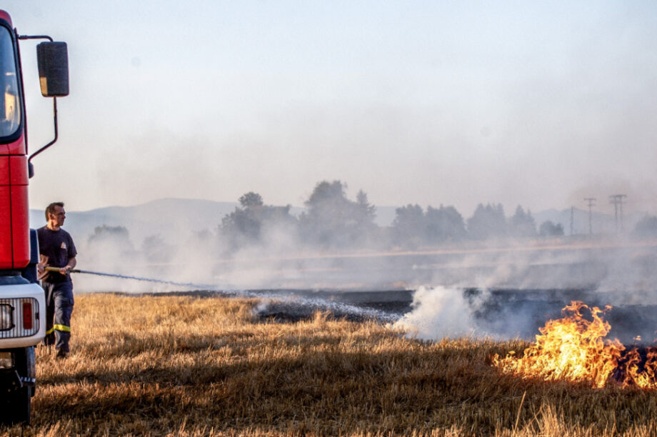 Φωτιά χόρτα χωράφι πυροσβεστική