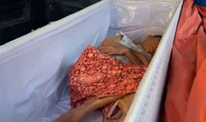 Σκηνές πανικού σε κηδεία: Η νεκρή άρχισε να χτυπά το φέρετρο!