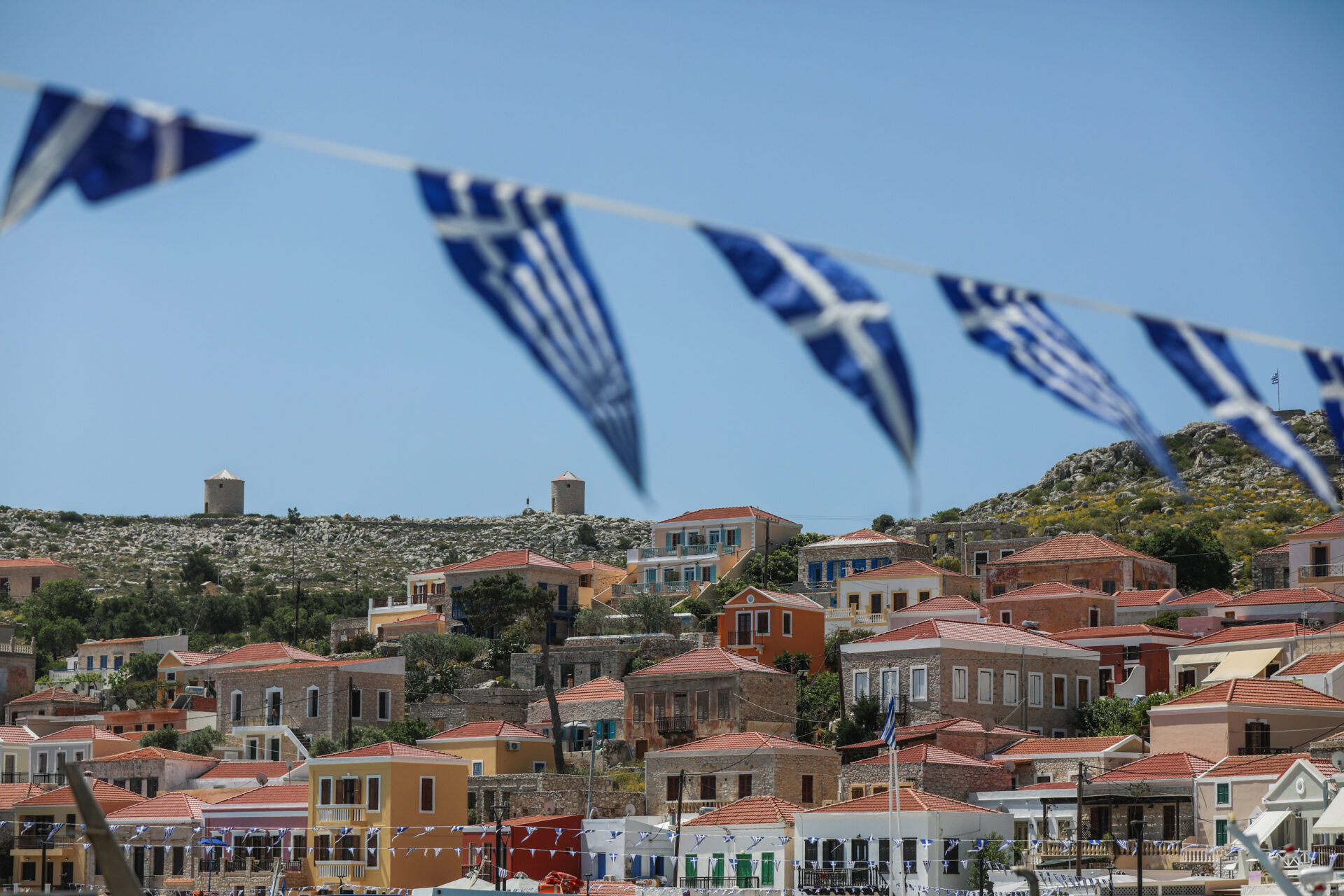 Xωρίς ηλεκτρικό ρεύμα έμεινε η Χάλκη – Πλωτός γερανός έκοψε τα υποθαλάσσια καλώδια