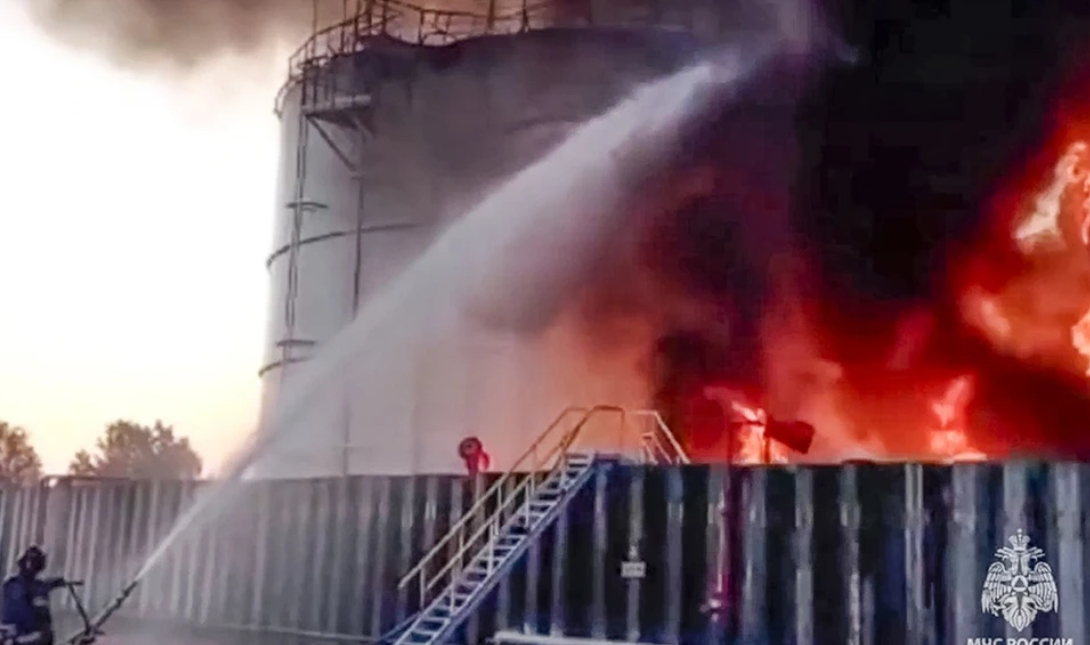 Ρωσία: Φωτιά σε διυλιστήριο πετρελαίου μετά από επίθεση drone – Δείτε βίντεο