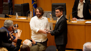 Συγκίνηση στην απονομή του Βραβείου «Μιλτιάδη Καράτζη» στο Ηράκλειο – Απονεμήθηκε στον ερευνητή Δημήτρη Ζαρίδη