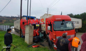 Σοβαρό τροχαίο με σύγκρουση δύο νταλικών: Εγκλωβίστηκε στην καμπίνα του ένας οδηγός – Δείτε εικόνες