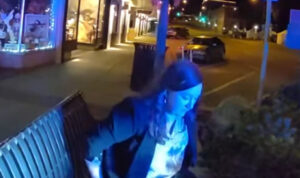 Απίστευτο: Μεθυσμένη δικαστής πιάστηκε να ουρεί σε δημόσιο χώρο με κατεβασμένα παντελόνια – Δείτε βίντεο