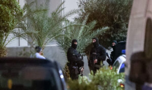 Ηράκλειο: Παραδόθηκαν οι 3 φερόμενοι ως δράστες για το φονικό στα Βορίζια – Μεταφέρθηκαν στο Αστυνομικό Μέγαρο (Βίντεο)