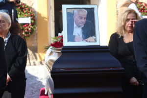 Σε κλίμα συγκίνησης το τελευταίο αντίο στον Αλέκο Φλαμπουράρη  – Δείτε εικόνες