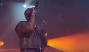 Θαυμάστρια παρενόχλησε σεξουαλικά τραγουδιστή πάνω στη σκηνή: Τον έπιασε από τα γεννητικά όργανα – Δείτε βίντεο