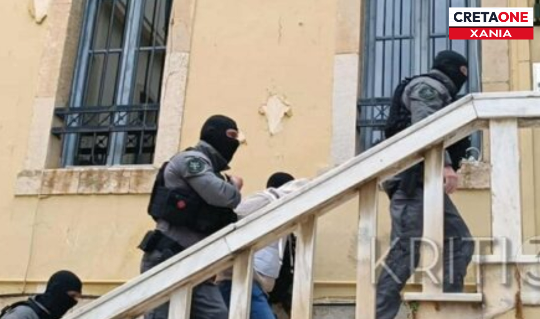 Χανιά: Με αλεξίσφαιρο γιλέκο στον Εισαγγελέα ο 23χρονος που εκτέλεσε με 3 σφαίρες το «αίμα» του