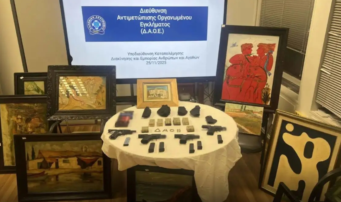 Στη «φάκα» σπείρα με 481 πλαστoύς πίνακες ζωγραφικής, σφαίρες και όπλα (φωτογραφίες)