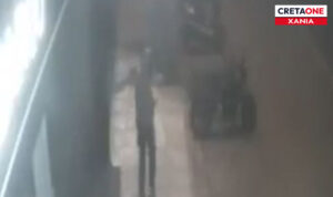 Χανιά: Καρέ καρέ η απόπειρα διάρρηξης καταστήματος από κουκουλοφόρους με λοστό – Δείτε το βίντεο